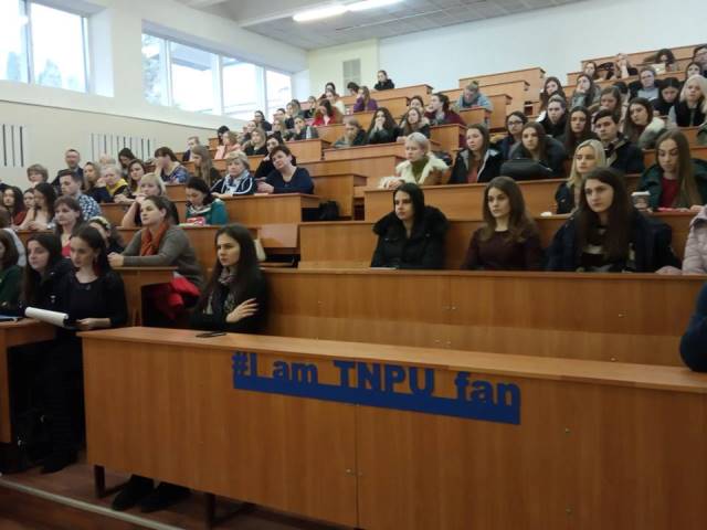 Аудиторія уважно слухає учасників зустрічі.